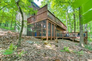Exterior - Cabin Ski Retreat • 5 Min to Slopes • Hot Tub • Firepit • Game Room • Hiking (Wintergreen Resort)