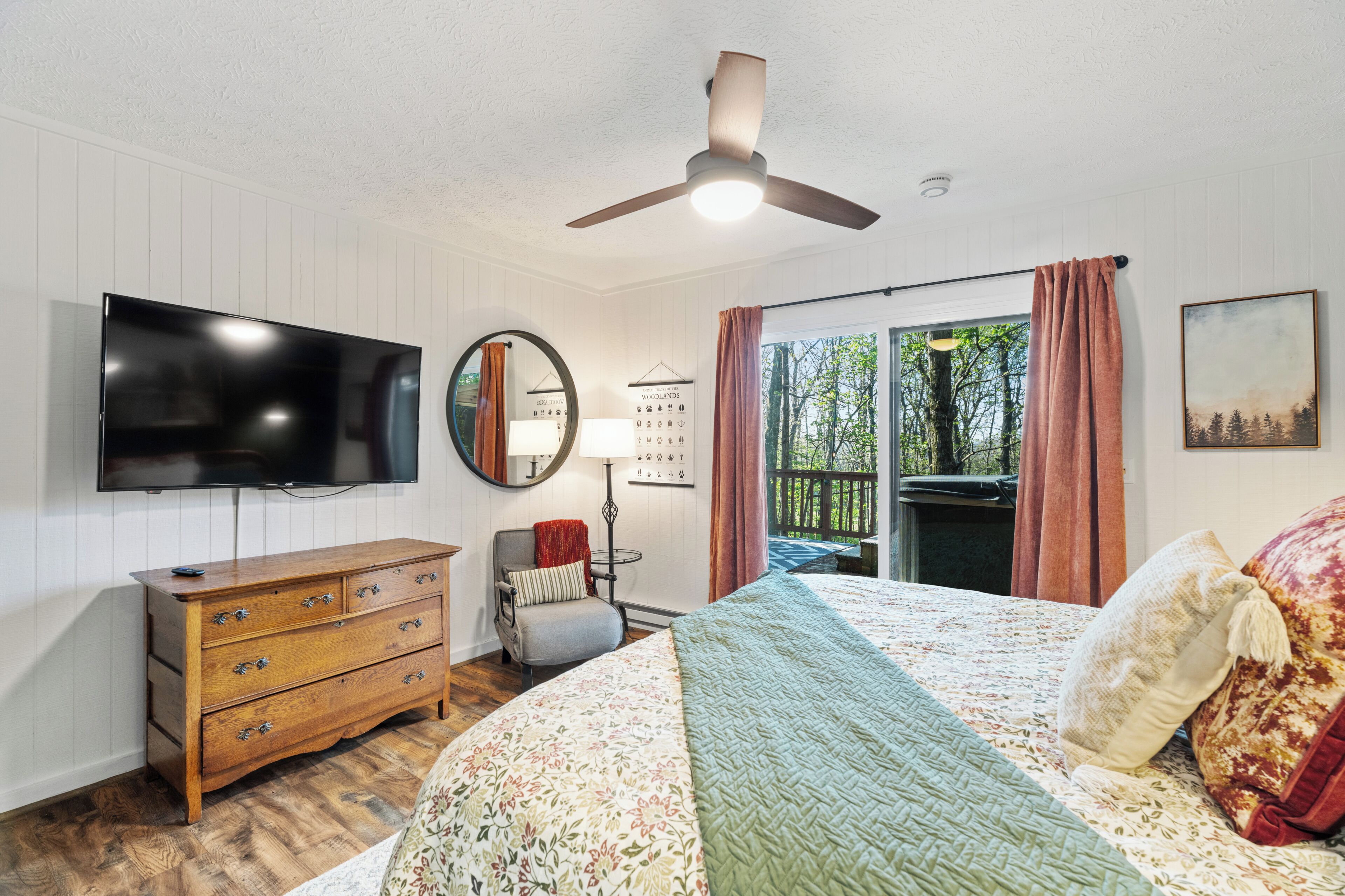 3 habitaciones, tabla de planchar con plancha y cuna de viaje 