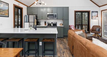 Hike. Soak. Play. - Hot Tub, Sauna, Fire Pit & Game-Filled Fam Friendly Cabin