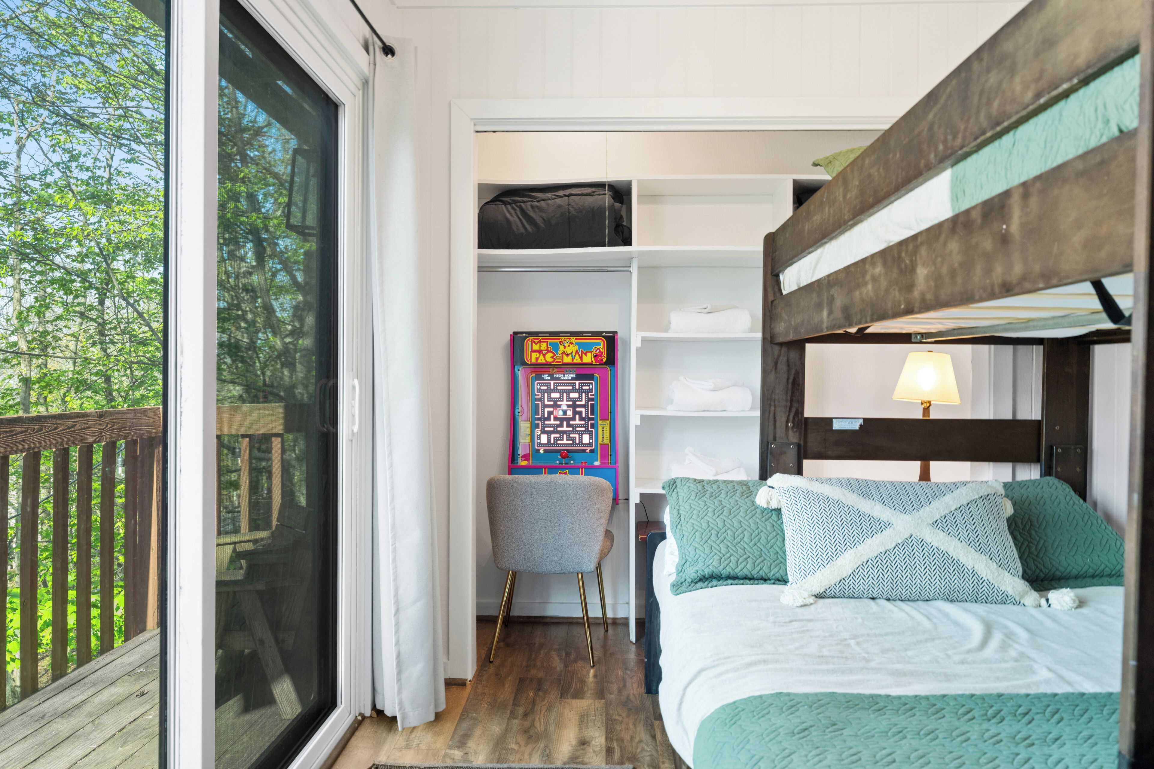 3 habitaciones, tabla de planchar con plancha y cuna de viaje 