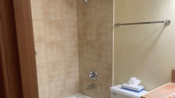 Secador de pelo, toallas, jabón, papel higiénico