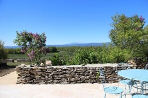 Outdoor dining - 2 Bedroom Private vacation home in Saignon (Saignon)