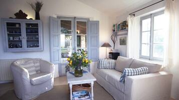 Smart-tv, een dvd-speler, boeken en een stereo