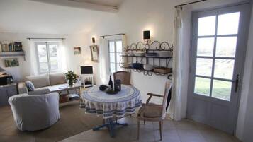 TV connectée, lecteur de DVD, livres, chaßne hi-fi