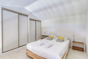 1 bedroom, bed sheets