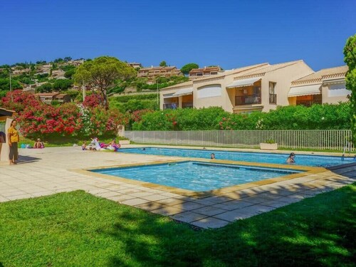 Direct access to the beach + residence with swimming pool