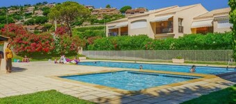 Direct access to the beach + residence with swimming pool