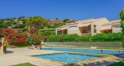 Direct access to the beach + residence with swimming pool