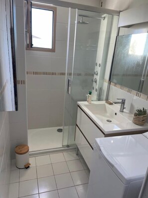 Dusche, Haartrockner, Handtücher
