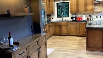Coffee/tea maker, fridge, microwave, oven