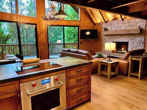 Nestled in the majestic San Bernardino Mountains, this luxurious Lake Arrowhead cabin offers an unforgettable escape into serene alpine beauty.