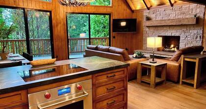Nestled in the majestic San Bernardino Mountains, this luxurious Lake Arrowhead cabin offers an unforgettable escape into serene alpine beauty.