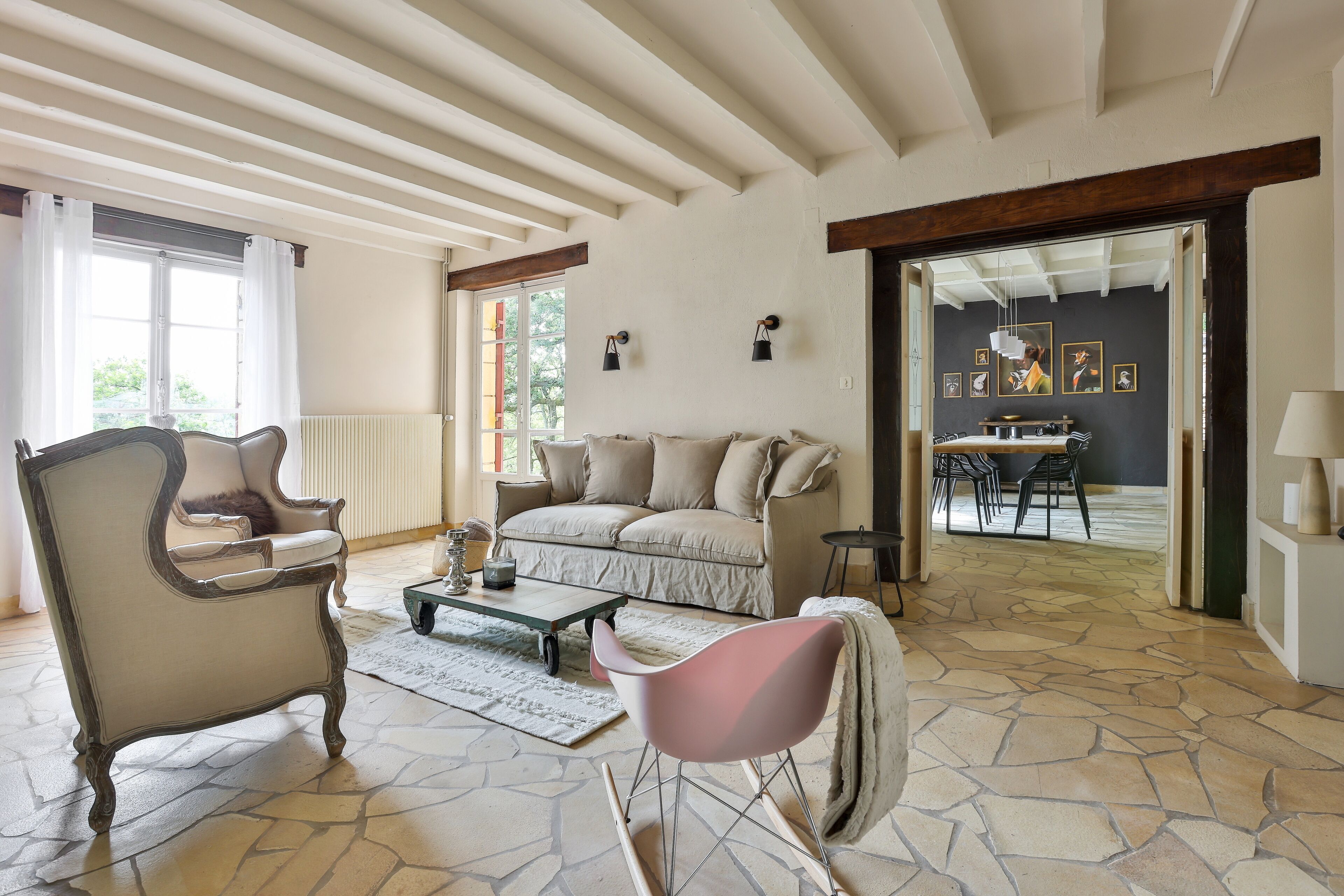 TV connectée, cheminée, livres