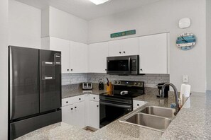 Frigorifero, microonde, forno, piano cottura