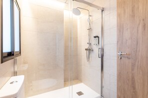 Standard Double Room | Bathroom | Shower, hair dryer, towels - Nommadas Jero Hotel - Adults Only (Valencia)
