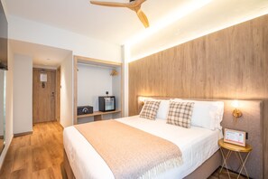 Habitació doble superior | Roba de llit d'alta qualitat i caixa forta a l'habitació 