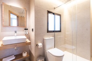 Standard Double Room | Bathroom | Shower, hair dryer, towels - Nommadas Jero Hotel - Adults Only (Valencia)