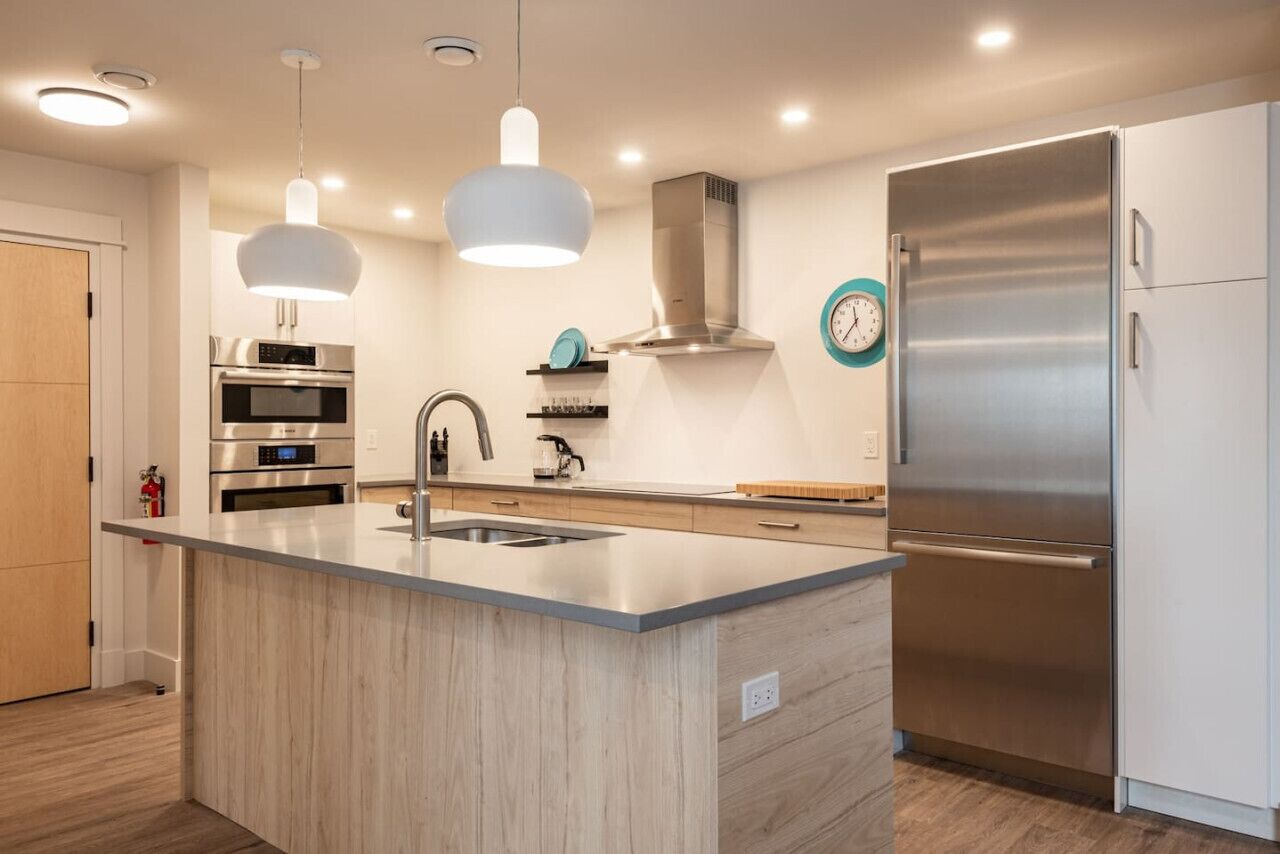 Réfrigérateur, four à micro-ondes, un four, surface de cuisson