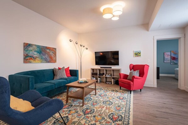 Smart TV, books - Suite 202 - 470 Main (Wolfville)