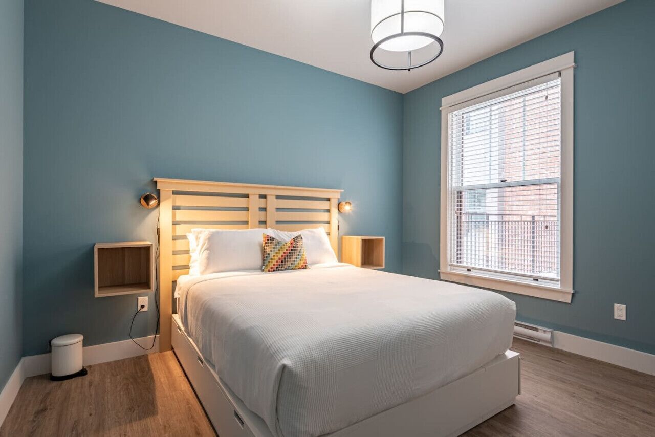 2 slaapkamers, een bureau, een strijkplank/strijkijzer, reisbedje