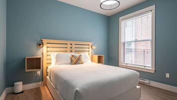 2 slaapkamers, een bureau, een strijkplank/strijkijzer, reisbedje