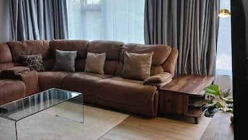 Apartamento clásico | Zona de estar | Smart TV de 24 pulgadas con canales digitales