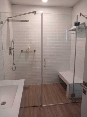 Departamento clásico | Baño | Regadera, amenidades de baño gratuitas, bidet, toallas 