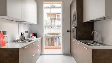 Apartemen Comfort | Dapur pribadi | Lemari es besar, kompor, mesin pencuci piring, dan mesin espresso