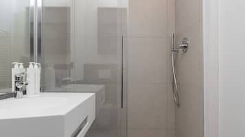 Family Apartment | Bathroom | Shower, hair dryer, bidet, towels
