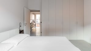 Une chambre à coucher avec un lit, un bureau et une armoire.