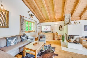 Deluxe-Chalet, Bergblick | Wohnbereich | Fernseher