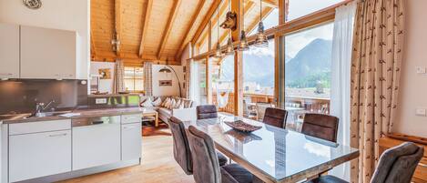 Chalé luxo, vista para a montanha | Opções para refeição no quarto