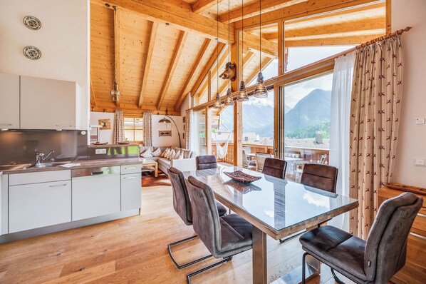 デラックス シャレー マウンテンビュー | 客室内のダイニングエリア