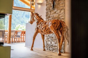 デラックス シャレー マウンテンビュー | リビング エリア | テレビ