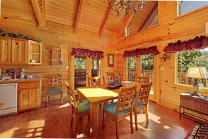 Dining - Secluded Hideaway (Pigeon Forge)