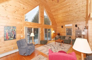 Télévision, cheminée, chaîne hi-fi