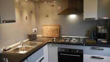 Fridge, oven, stovetop, coffee/tea maker