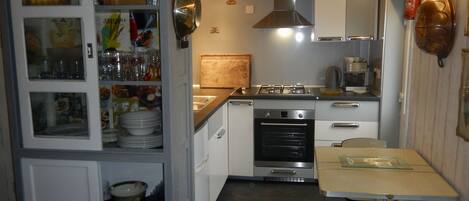Fridge, oven, stovetop, coffee/tea maker