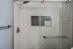 Douche, sèche-cheveux, shampoing