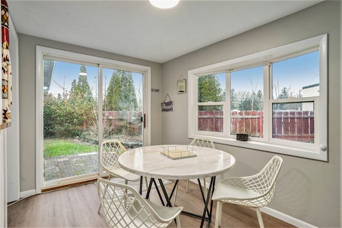 Adorable getaway with wifi, fireplace, and grill - one mile to lake