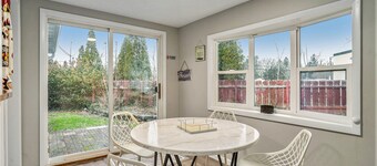 Adorable getaway with wifi, fireplace, and grill - one mile to lake