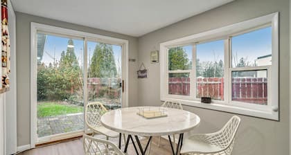 Adorable getaway with wifi, fireplace, and grill - one mile to lake