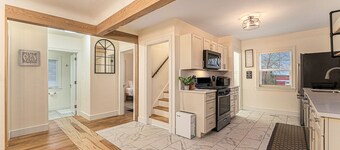 Retreat with hot tub, walking distance to town