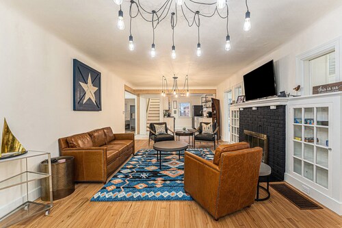 Retreat with hot tub, walking distance to town