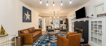 Retreat with hot tub, walking distance to town