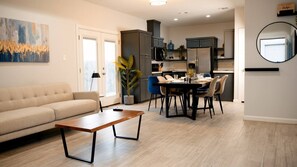 Smart TV - Contemporary Apartment! -near 10th- (Edinburg)