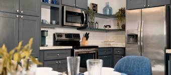 Contemporary Apartment! -near 10th-