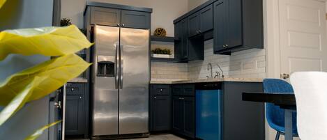 冷蔵庫、電子レンジ、オーブン、コンロ