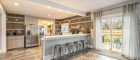 Køleskab, mikrobølgeovn, ovn, kogeplade