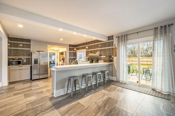 Kjøleskap, mikrobølgeovn, ovn og kokeplater